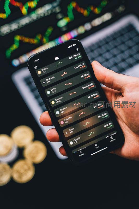 手机屏幕显示加密货币实时行情数据
