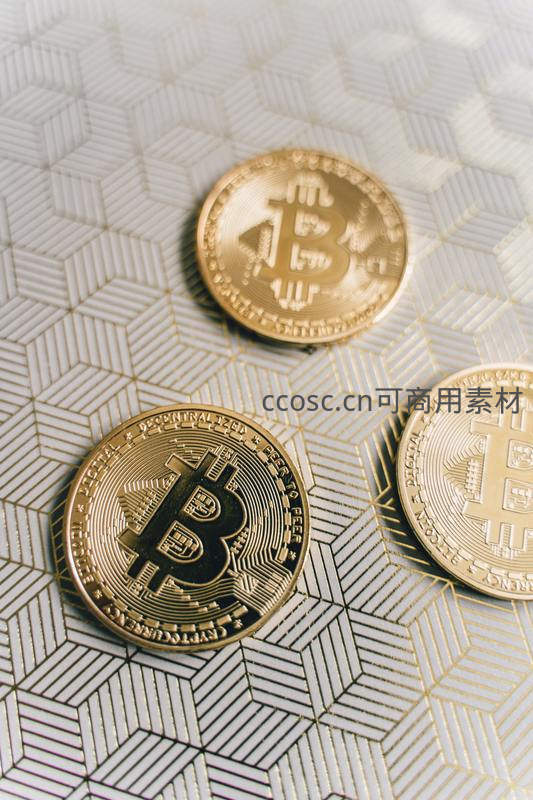 三枚金色比特币金币置于几何纹理背景