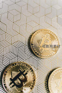 金色比特币金币在几何图案上的微距特写