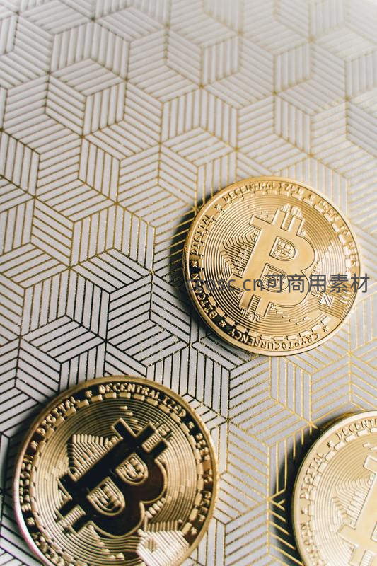 金色比特币金币在几何图案上的微距特写