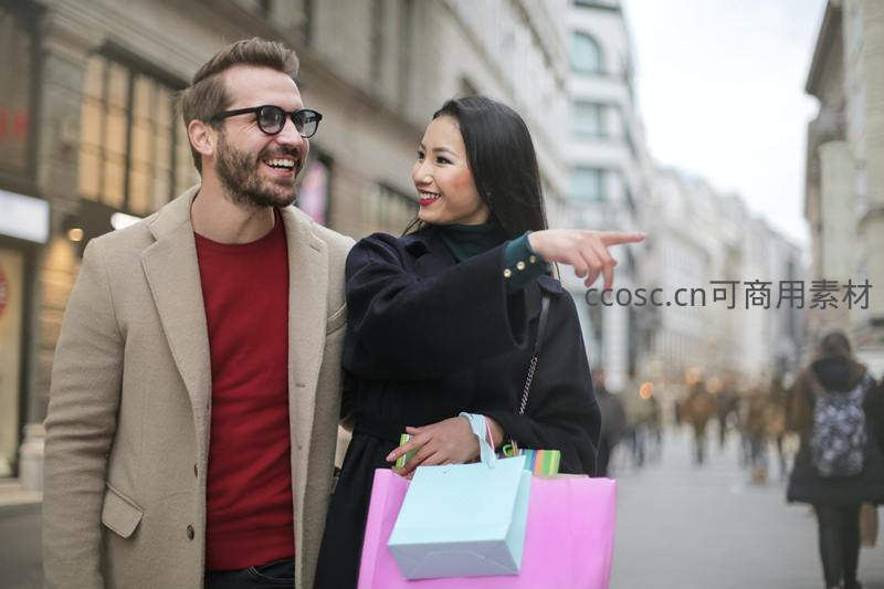 情侣逛街共享欢乐购物时光