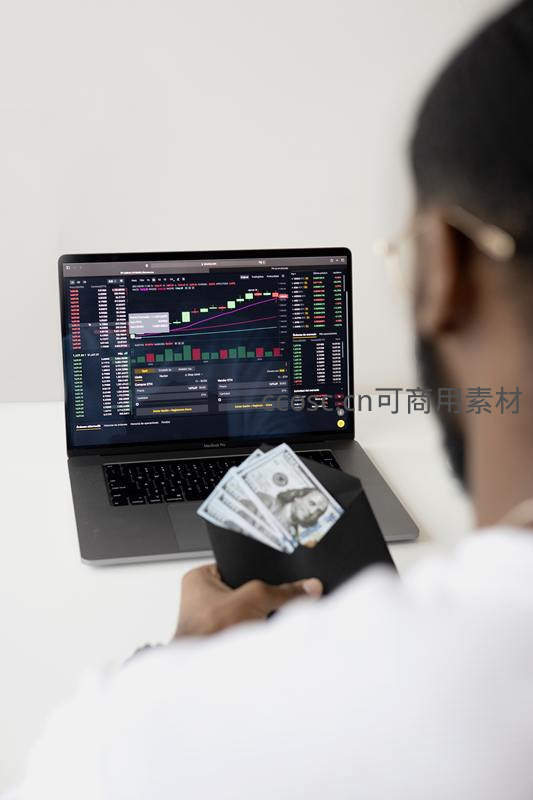 交易员手持现金盯盘