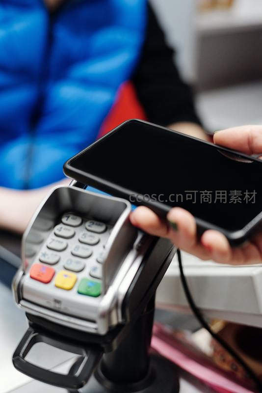 手机靠近POS机进行非接触支付