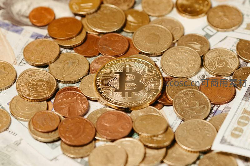 比特币金币与欧元硬币美元纸币堆叠