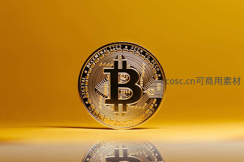 金色比特币在暖黄背景上反射倒影