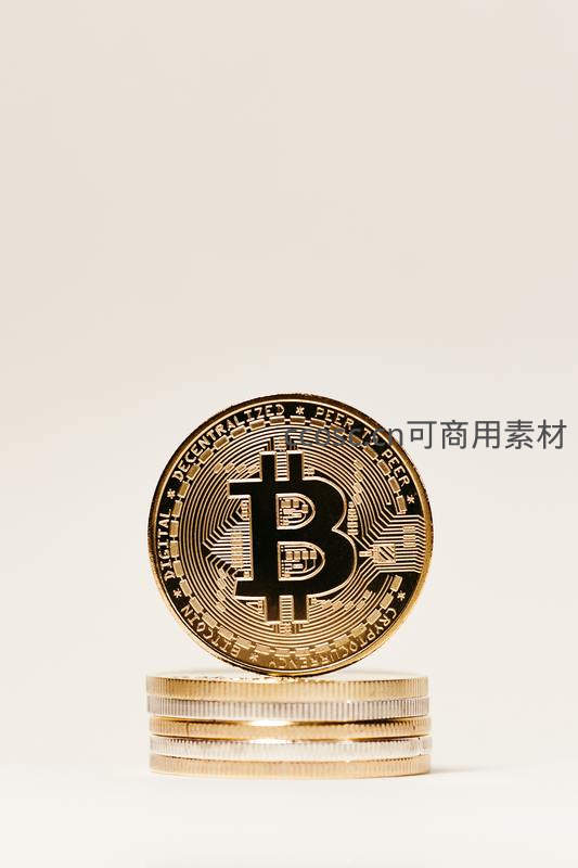 比特币金币稳立于银币堆顶端