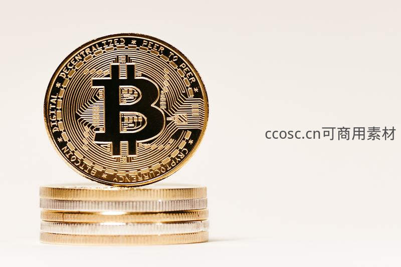 比特币金币置于银币堆上简洁构图