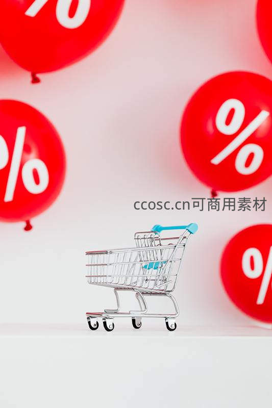 迷你购物车旁飘着折扣气球
