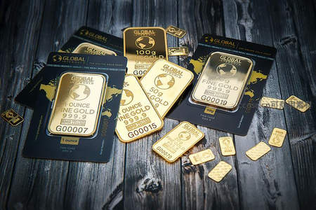多种规格黄金金条陈列于深色木板