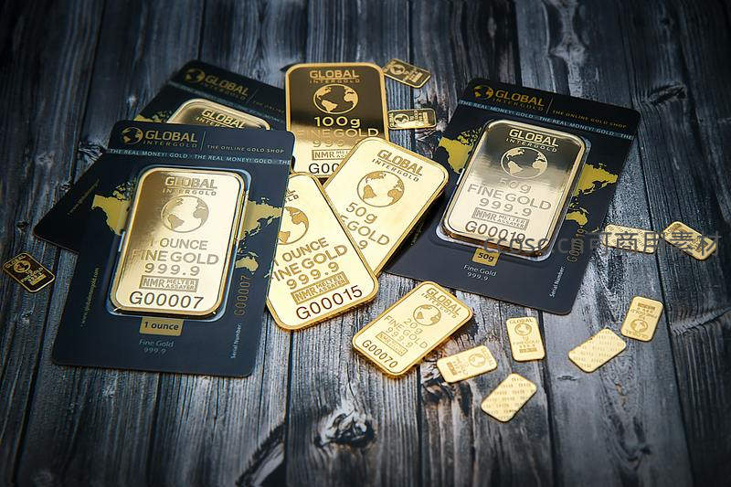 多种规格黄金金条陈列于深色木板