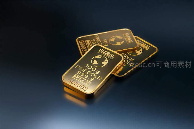 三根高纯度金条在暗色背景下堆叠