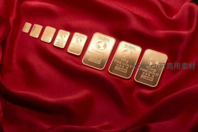 红绸衬托下排列整齐的黄金金条