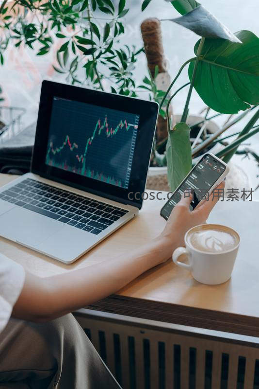 咖啡香中用手机电脑分析股市行情