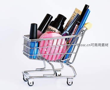 迷你购物车装满彩妆护肤品