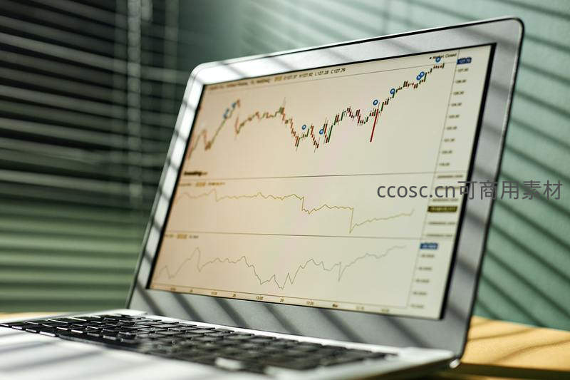 阳光透过百叶窗的金融数据分析屏