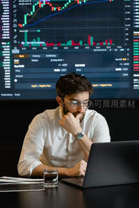 专注分析股市数据的交易员