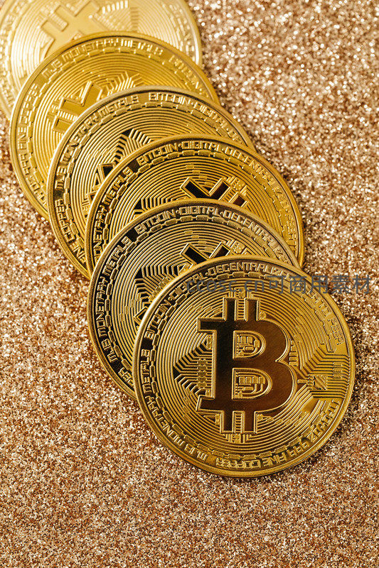 金色比特币硬币堆叠特写