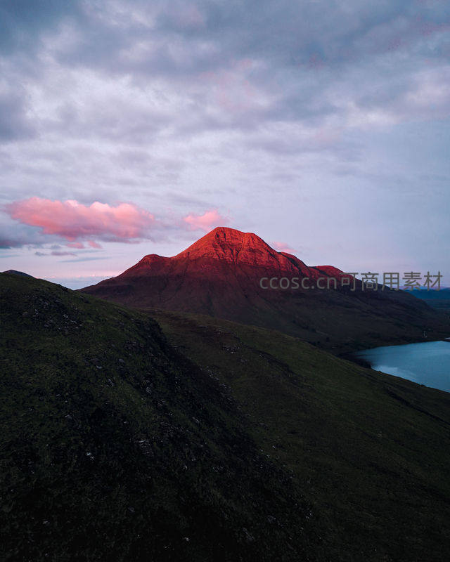 霞光染红山巅，绿坡静卧湖水边