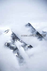 云海缭绕峰顶，雪峰若隐现仙境