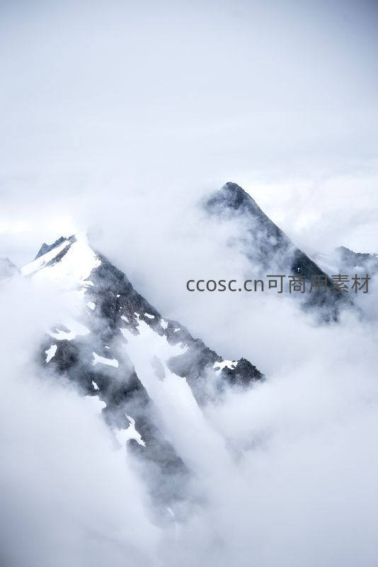 云海缭绕峰顶，雪峰若隐现仙境