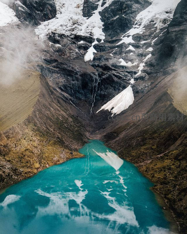 碧水深谷映雪峰，高山湖泊如翡翠