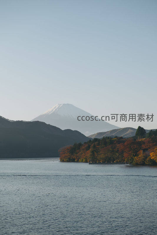 富士山下湖光秋色，静美如画
