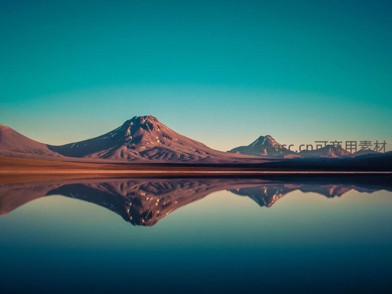 静谧湖面倒映雄伟火山，天地一色如画