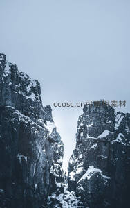 雪覆峭壁裂苍穹，孤寂冷峻