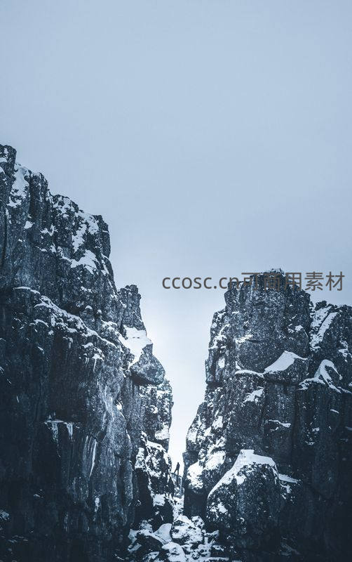 雪覆峭壁裂苍穹，孤寂冷峻
