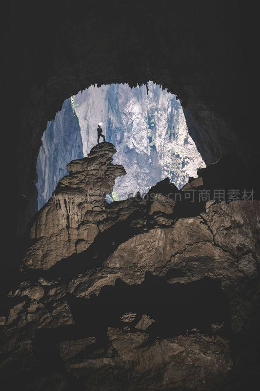 洞穴深处探秘奇观，人影剪影显渺小