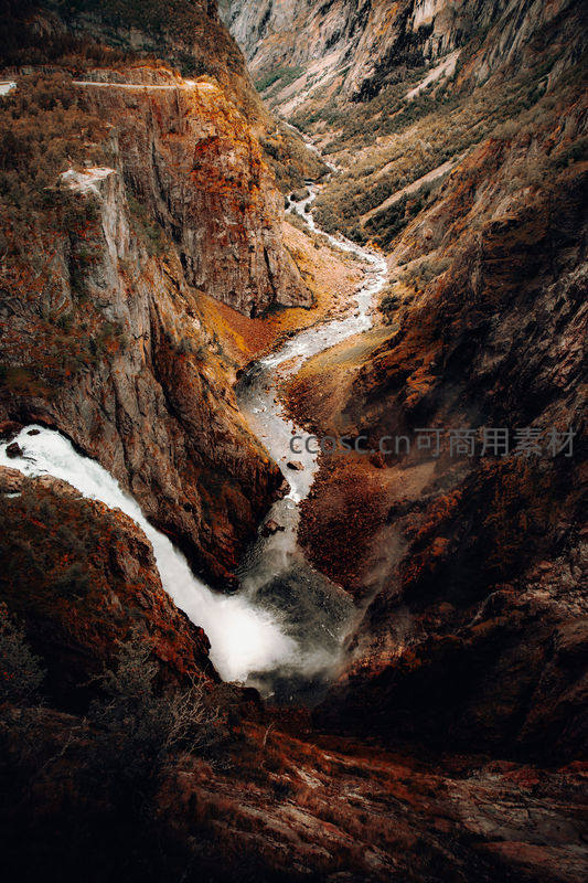 峡谷瀑布奔腾而下，水雾弥漫山间