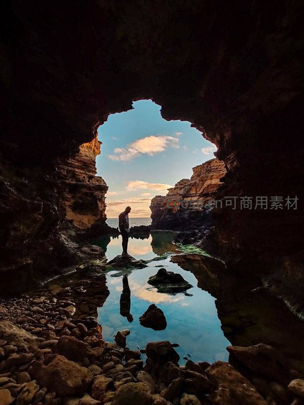 洞穴窥见碧海蓝天，倒影如镜人独立