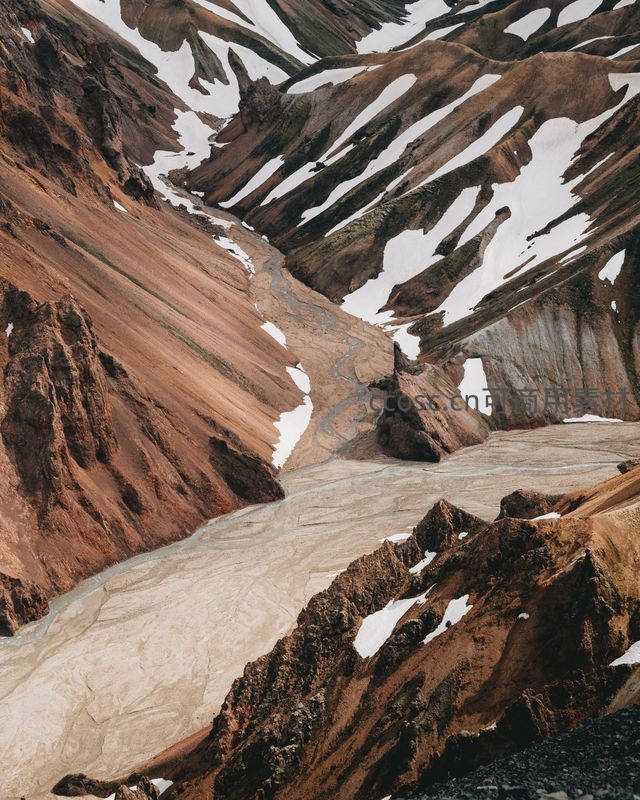 雪山融水蜿蜒穿行峡谷之间