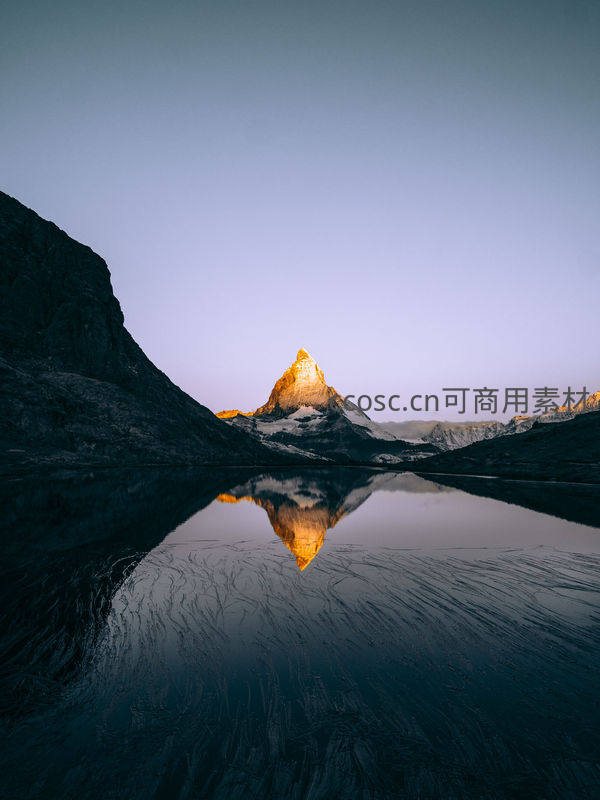 马特洪峰倒影在静谧湖面