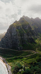 海岸线旁绿意盎然的陡峭山脉