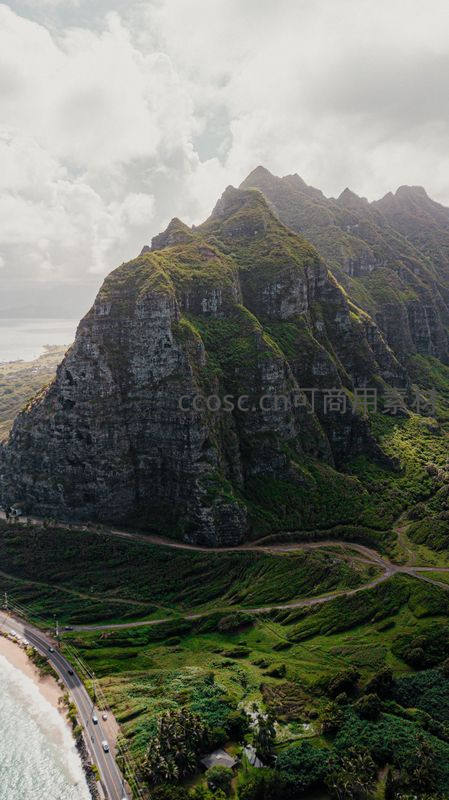 海岸线旁绿意盎然的陡峭山脉