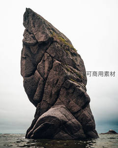 海中孤石屹立于阴云之下
