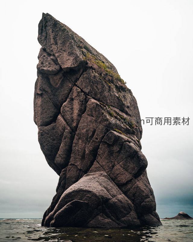 海中孤石屹立于阴云之下