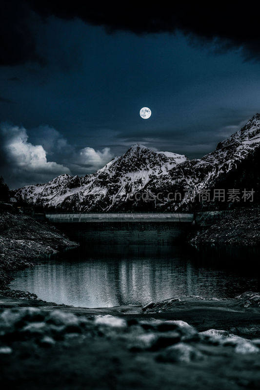 月光下雪山湖泊的静谧之夜