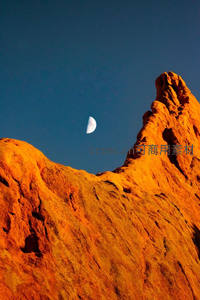 月牙高悬于赤色岩峰之巅