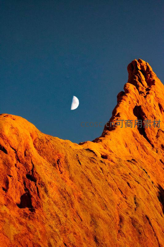 月牙高悬于赤色岩峰之巅