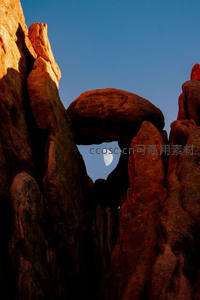 天然石拱门框住一轮皎洁明月
