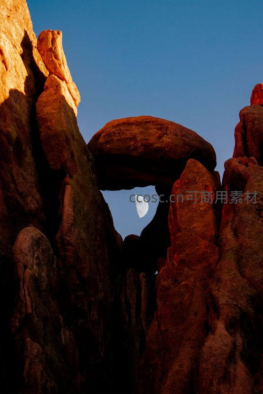 天然石拱门框住一轮皎洁明月