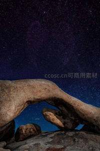 星空下的天然石拱门