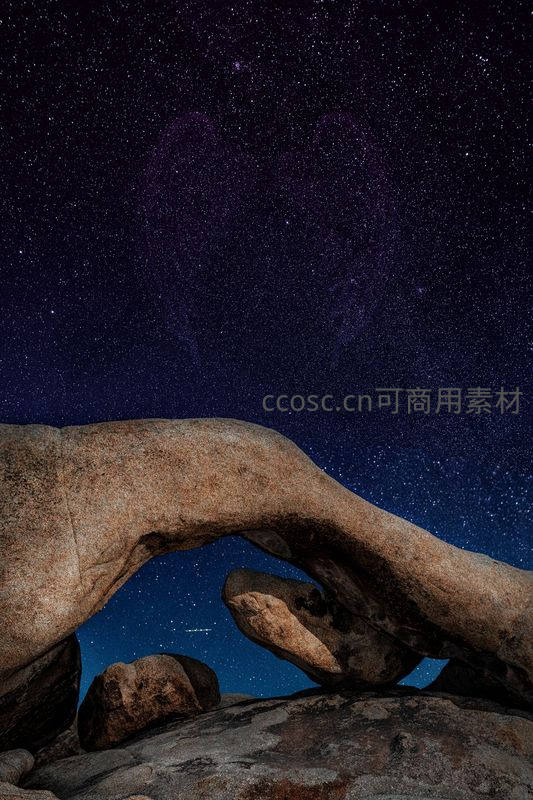 星空下的天然石拱门