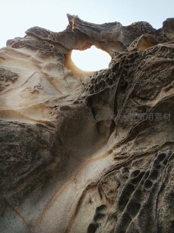 风蚀岩洞透日光