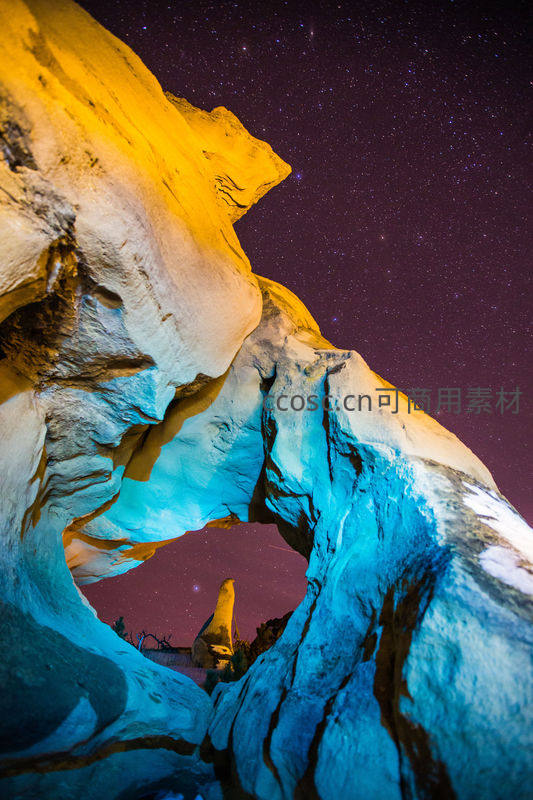 彩光映照星夜石窟
