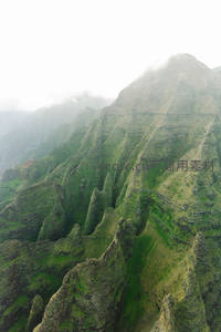 浓雾中的翠绿山脊峰峦叠嶂