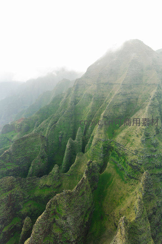 浓雾中的翠绿山脊峰峦叠嶂