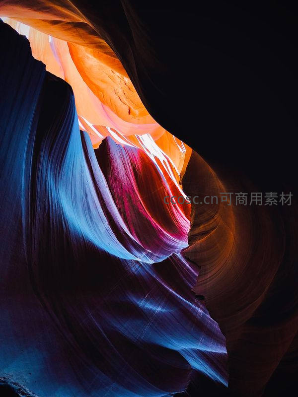 光影交错的奇幻彩色峡谷